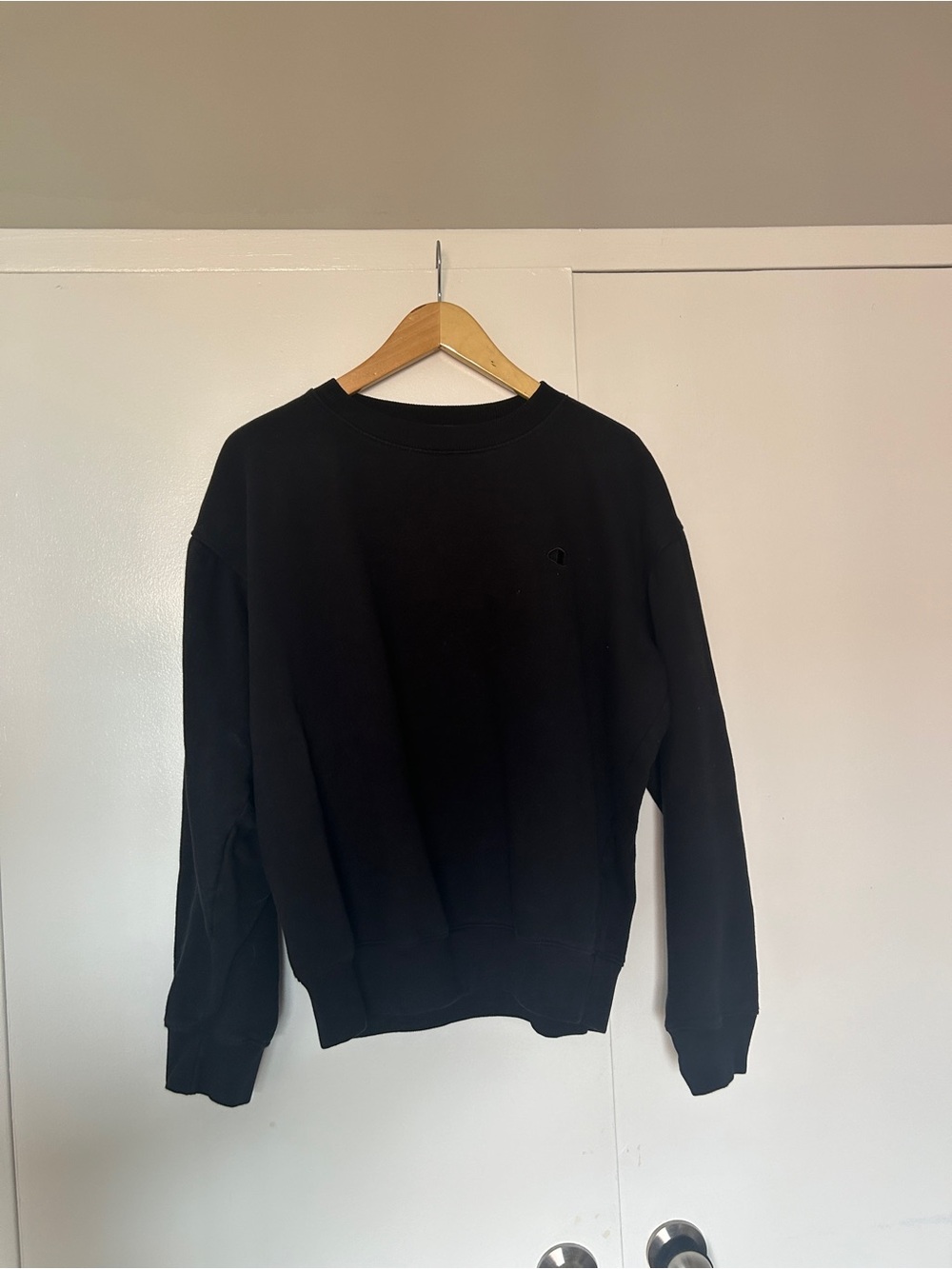 Champion Black Crewneck Sweatshirt - Classic Logo Pullover